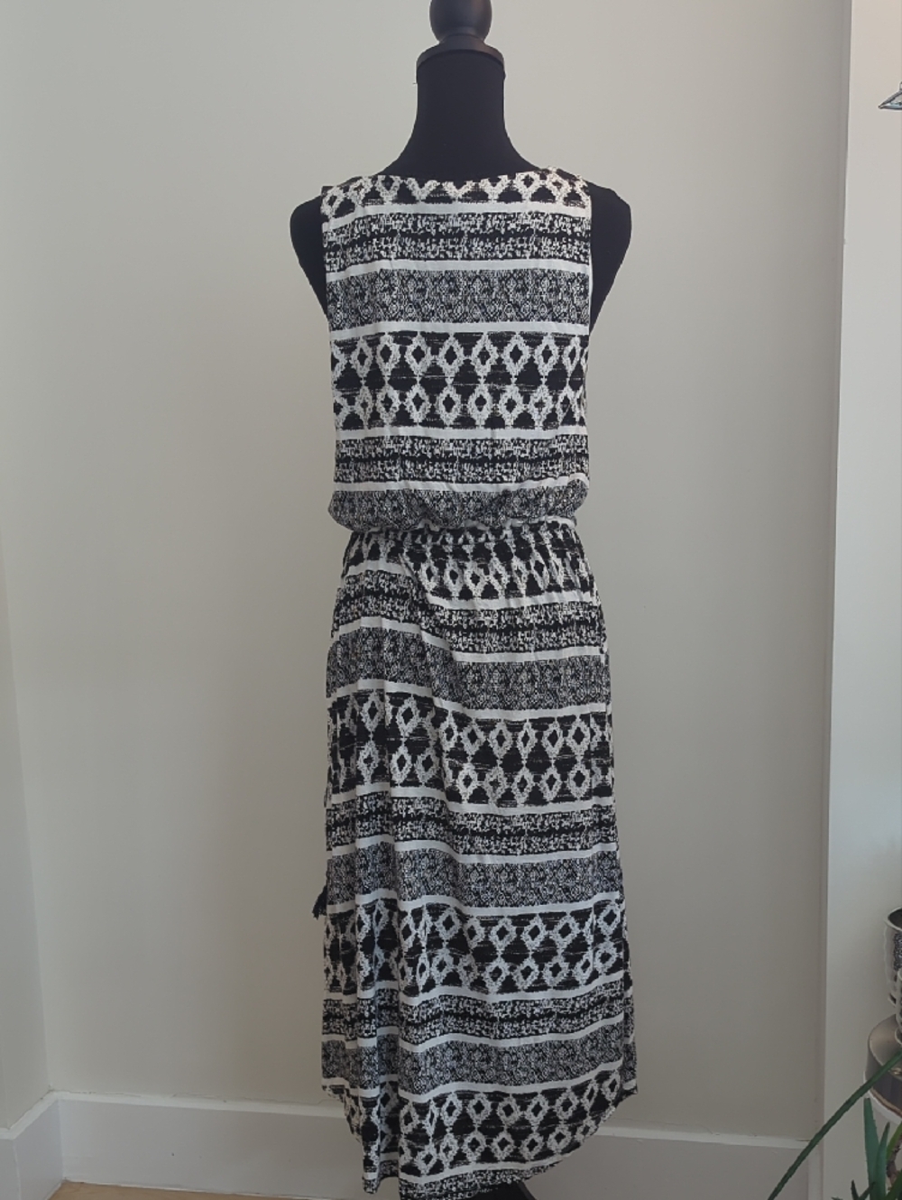 Ann Taylor LOFT Black & White MEDIUM TALL Ikat Printed Sleeveless Midi Dress - Picture 5 of 7